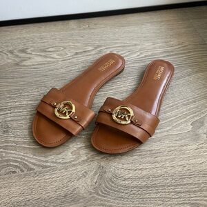 [PZ043] MICHAEL MICHAEL KORS LEATHER SLIDE SANDALS IN BROWN